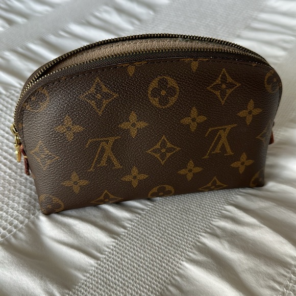 Louis Vuitton Monogram canvas cosmetic pouch - Picture 12 of 14